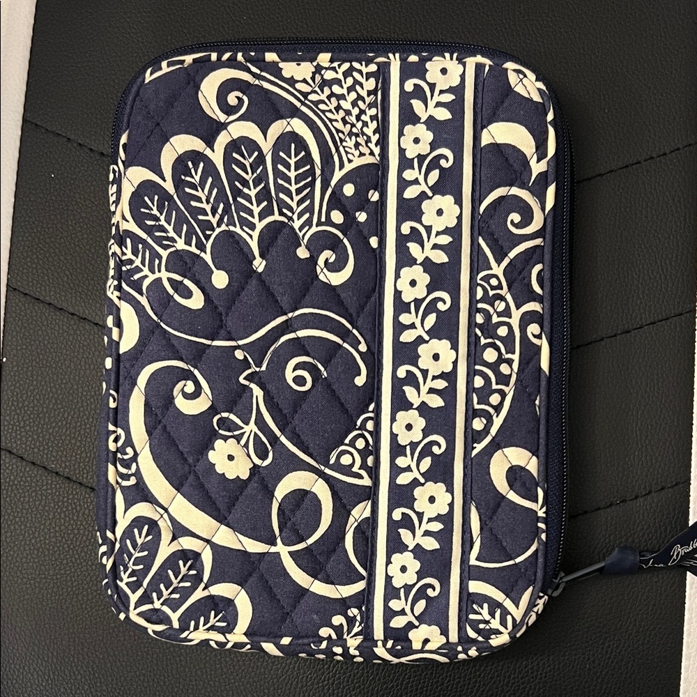 Vera Bradley Navy and Cream Quilted zipper bag - Picture 1 of 8